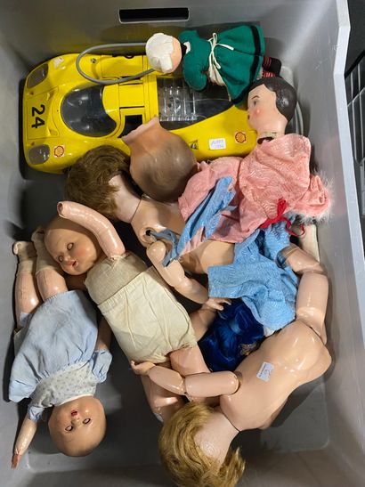 null 1 lot de poupées en l'état
On joint une voiture télécommandé (ref 234) et deux...