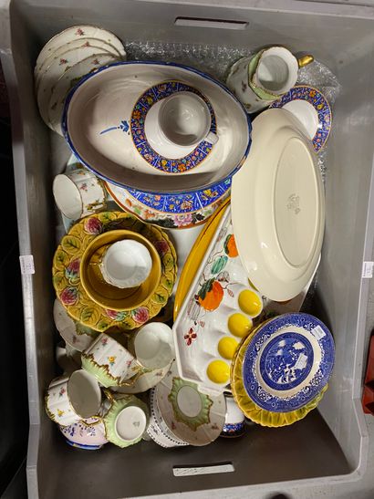 null Manette de céramique divers comprenant trois assiettes en porcelaine, partie...