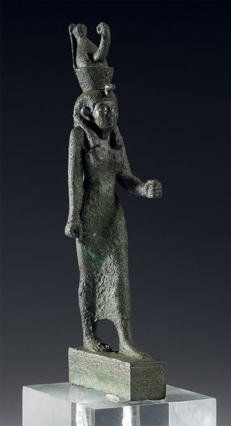 null Statuette représentant la déesse Mout portant la perruque tripartite, la dépouille...