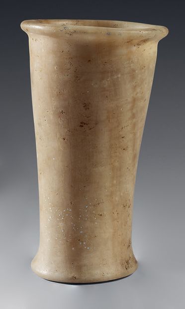 null Vase tronconique à lèvre et pied discoïde saillants.
Albâtre.
Égypte, Ancien...