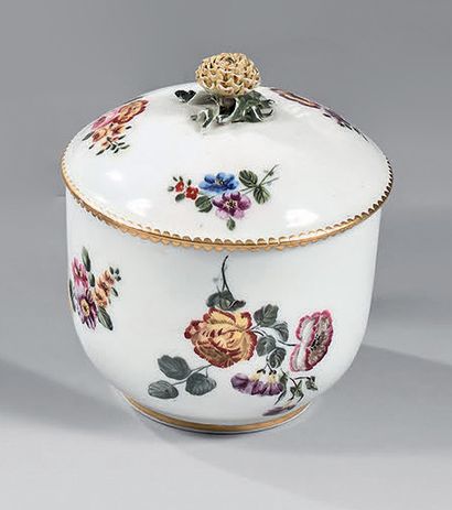 SÈVRES Sucrier bouillard couvert en porcelaine tendre à décor floral polychrome,...
