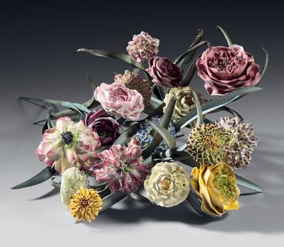 Allemagne dont MEISSEN Bouquet formé de 17 fleurs en porcelaine, principalement de...