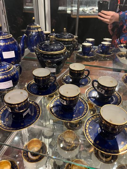 SÈVRES Partie de service en porcelaine à fond bleu lapis décoré à l'or de frises...