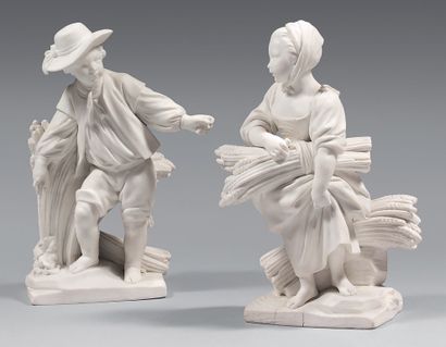 SÈVRES Paire de figurines en biscuits de porcelaine tendre représentant deux enfants...
