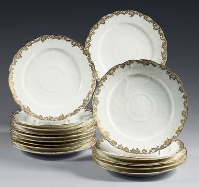 SÈVRES Suite de quinze grandes assiettes en porcelaine tendre à bordure contournée,...