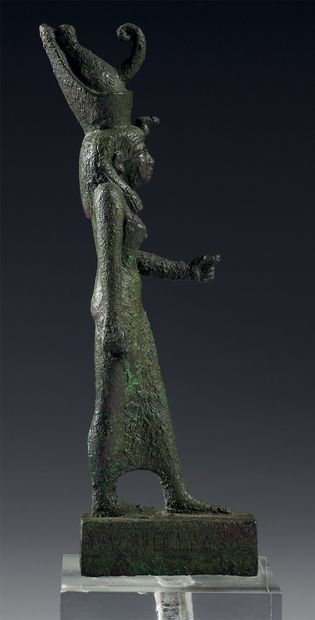 null Statuette représentant la déesse Mout portant la perruque tripartite, la dépouille...