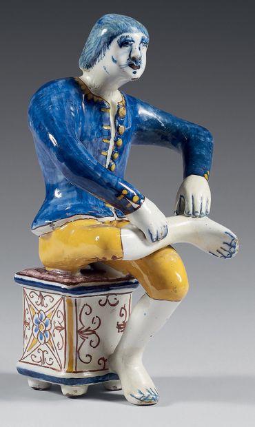 DELFT Rare figurine en faïence représentant le tireur d'épine, un homme à veste bleue...