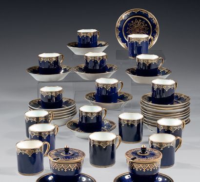 null Quatorze gobelets « litron » et vingt-et-une sous-tasses en porcelaine de Sèvres...