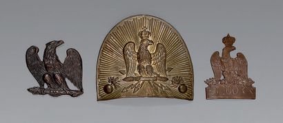 null Trois répliques de plaques du Premier-Empire : une de bonnet à poils, une du...