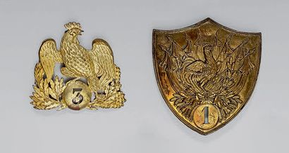 null Une plaque de plateau de sabretache de hussard du 1er régiment et une plaque...