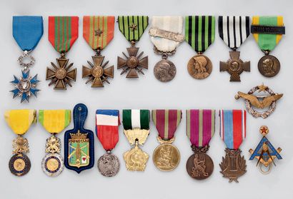 Ensemble de décorations, médailles militaires,...