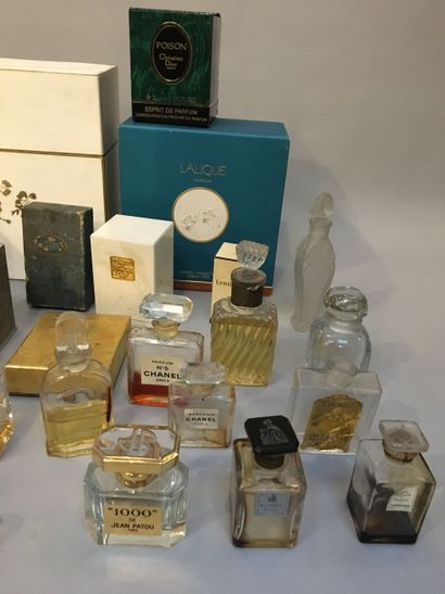 null Divers Parfumeurs - (années 1920-1980)
Assortiment de 23 flacons , certains...