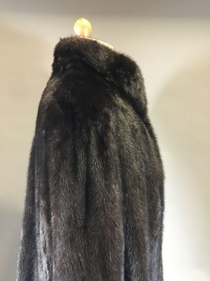 null Christian DIOR
Coat in dark mink with elongated work, small collar, hook closure,...