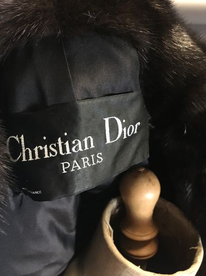 null Christian DIOR
Coat in dark mink with elongated work, small collar, hook closure,...