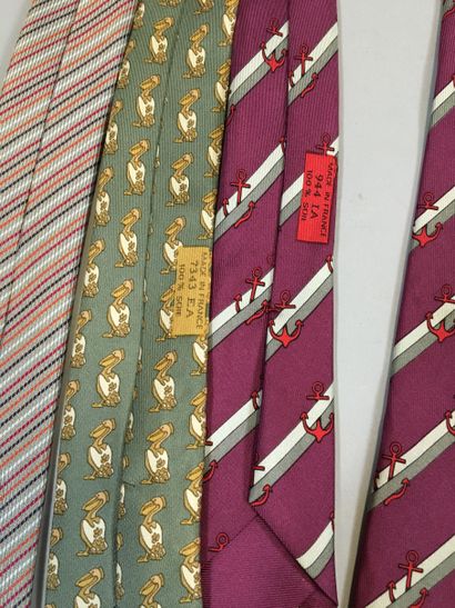 null HERMES Paris made in France
Set of 3 silk ties of various shapes.
(stains)