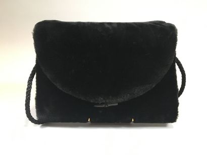 null Yves SAINT LAURENT: Black sheepskin bag, handle in passementerie, button closure...