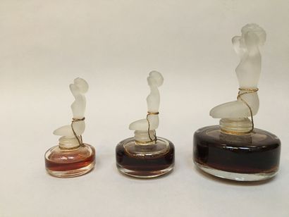 null Isadora - (1976)
Assortiment de trois flacons en verre incolore et dépoli pressé...