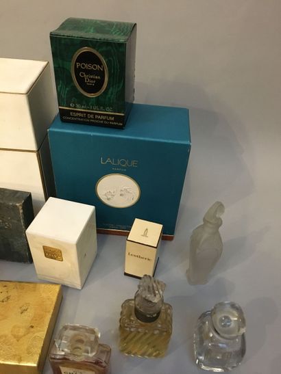 null Divers Parfumeurs - (années 1920-1980)
Assortiment de 23 flacons , certains...