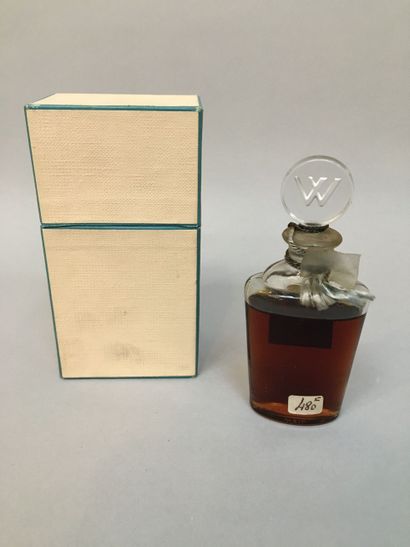 null Weil - (années 1950)
Assortiment de quatre flacons d'Extrait en verre incolore...