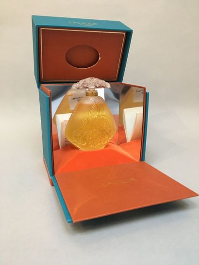 null Lalique parfums - "Jasmin" - (1995)
Flacon en cristal incolore et dépoli pressé...