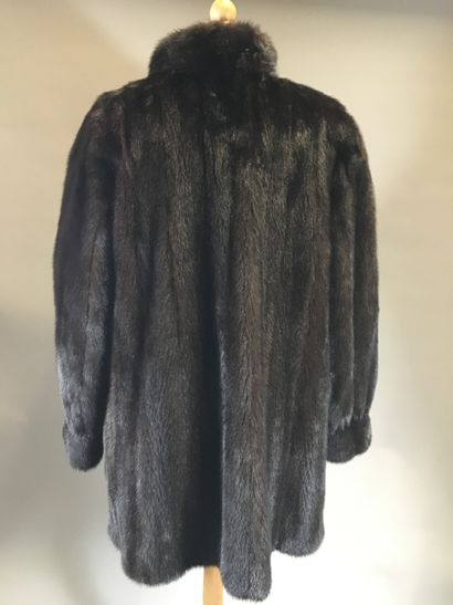 null Christian DIOR
Coat in dark mink with elongated work, small collar, hook closure,...