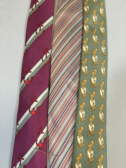 null HERMES Paris made in France
Set of 3 silk ties of various shapes.
(stains)