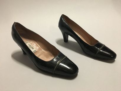 null CELINE: Paire d’escarpins en cuir vernis noir. Taille 6. Usures et petits m...