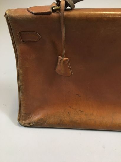 null HERMES Paris 24 fbg Saint-Honoré
Kelly" bag, 35 cm in camel box, handle, clasp,...