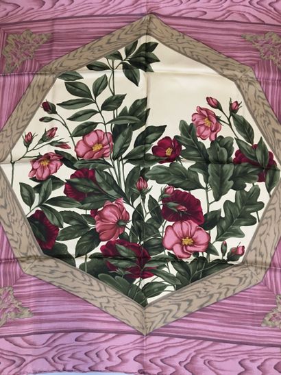 null Christian DIOR
Printed silk square with roses on a rosewood background. 
Very...