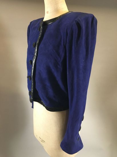 null Yves SAINT LAURENT left bank
Midnight blue suede jacket trimmed with black leather,...