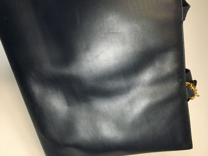 null Christian DIOR
Navy blue leather bag 37 cm, zipper closure, double handle shoulder...