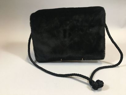 null Yves SAINT LAURENT: Black sheepskin bag, handle in passementerie, button closure...