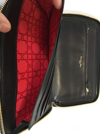 null Christian DIOR
Large black leather wallet, zipper closure, inside pocket. Slight...