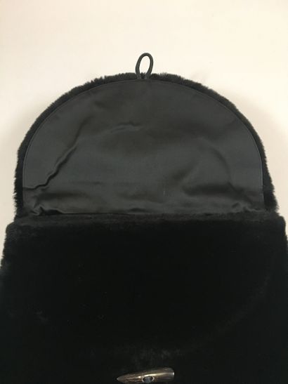 null Yves SAINT LAURENT: Black sheepskin bag, handle in passementerie, button closure...