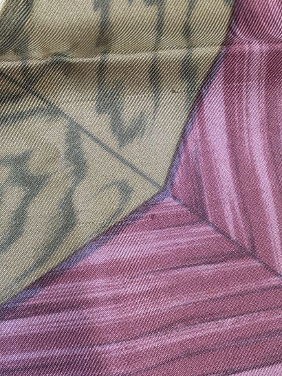 null Christian DIOR
Printed silk square with roses on a rosewood background. 
Very...