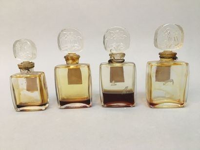 null Lancôme - (années 1950)
Assortiment de quatre flacons d'Extrait en verre incolore...