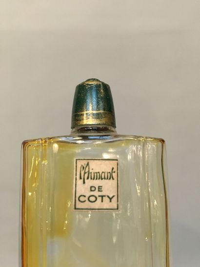 null Coty - (années 1950)
Assortiment de quatre flacons en verre incolore pressé...