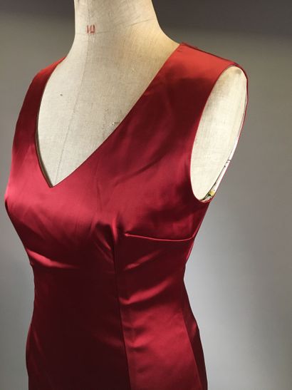 null DOLCE GABBANA
Red satin dress with heart-shaped neckline, sleeveless, zipper...