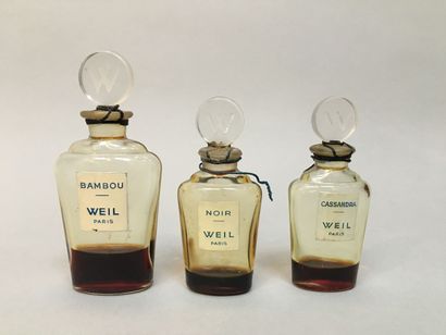 null Weil - (1950's)
Assortment of four bottles of colorless pressed glass Extract,...