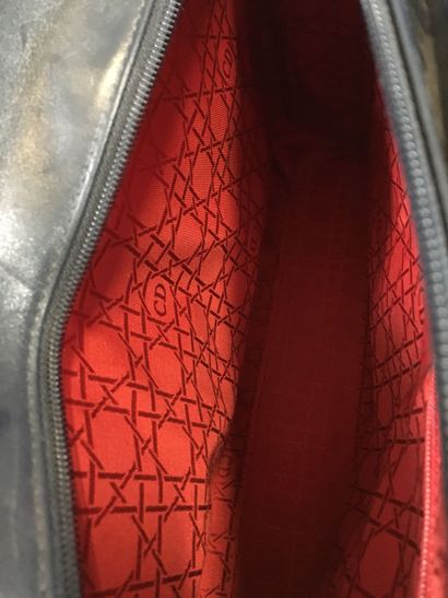 null Christian DIOR
Navy blue leather bag 37 cm, zipper closure, double handle shoulder...