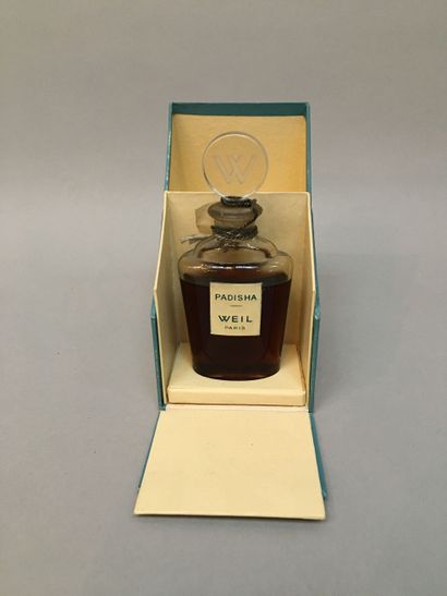 null Weil - (1950's)
Assortment of four bottles of colorless pressed glass Extract,...