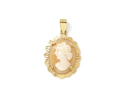 null Pendant in 750 thousandths gold, adorned with a shell cameo in a chased scalloped...