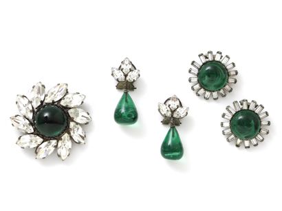 null Metal set, consisting of a brooch and 2 pairs of ear clips, all set with green...