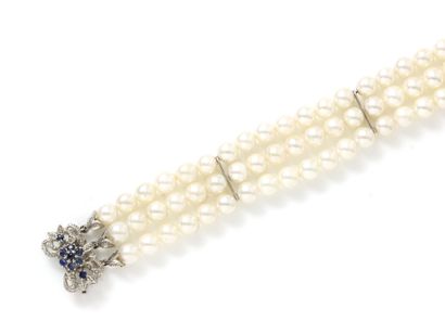 null Bracelet with 3 rows of cultured pearls, approx. 6.2 mm. It is adorned with...