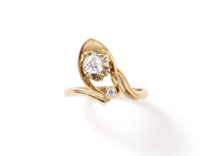 null 585 thousandths gold ring with stylized volutes, set with 2 white stones. Gross...