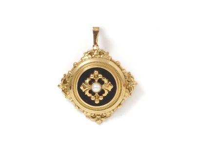 null Pendant brooch in 750 thousandths gold, centered on an onyx plaque applied with...