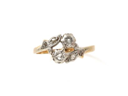 null toi et moi 2-tone ring in 750 thousandths gold, set with 2 diamond-cut roses...