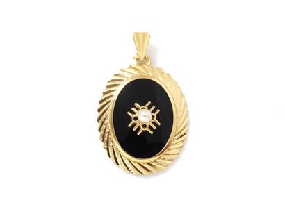 null Oval pendant in 750 thousandths gold, adorned with a glass paste plaque imitating...