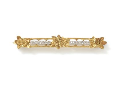null Barrette brooch in gold 750 and platinum 850 thousandths, lightly satin-finished,...