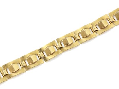 null Articulated bracelet in 750 thousandths gold, featuring slightly curved rectangular...